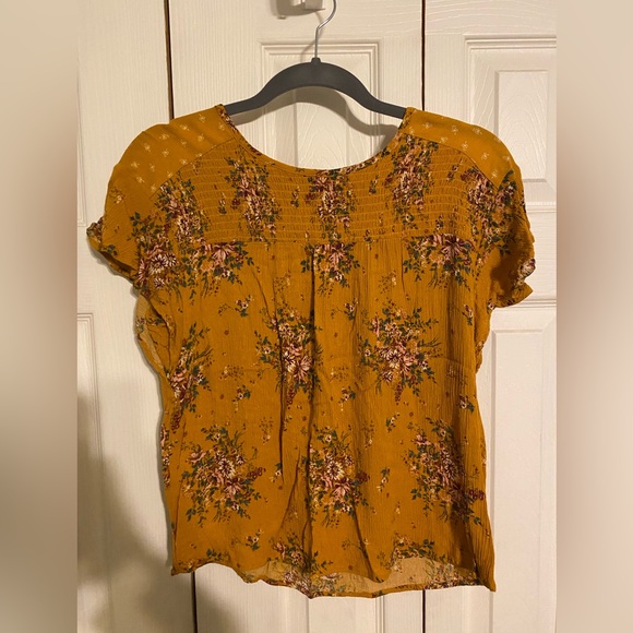 Jolt Tops - Jolt size medium (runs small).  Super cute top!